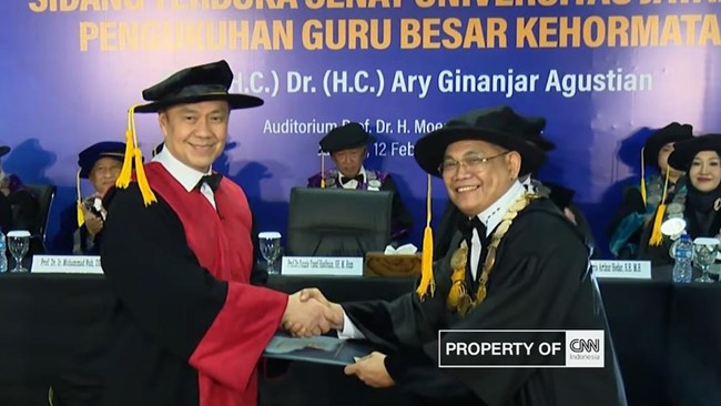 Pengusaha, motivator, sekaligus pendiri ESQ, Ary Ginanjar Agustian dikukuhkan sebagai Guru Besar Kehormatan pada bidang Karakter Hukum Fakultas Hukum.
