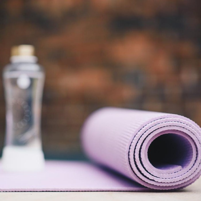 Jika kamu memasukkan barang-barang berbahan karet ke dalam mesin cuci, panas dapat menyebabkan karet tersebut meleleh dan hancur