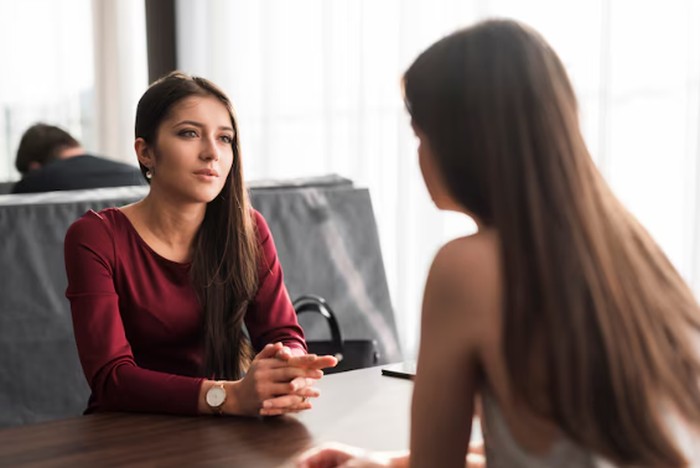 Kalimat ini sering digunakan untuk menghindari tanggung jawab atas ucapan yang menyakitkan. Ahli menilai perilaku ini sebagai bentuk manipulasi narasi./ Foto: freepik.com