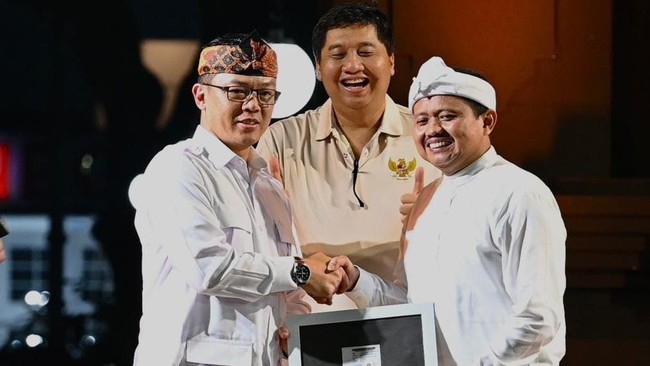 Bupati Sumedang Dony Ahmad Munir bergabung dengan Partai Gerindra setelah hengkang dari PPP. Ia menganggap Prabowo sebagai pemimpin visioner dan pekerja keras.