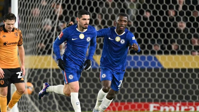Chelsea mengalahkan Hull City 4-0 di Piala FA, dengan Pedro Neto mencetak hattrick.