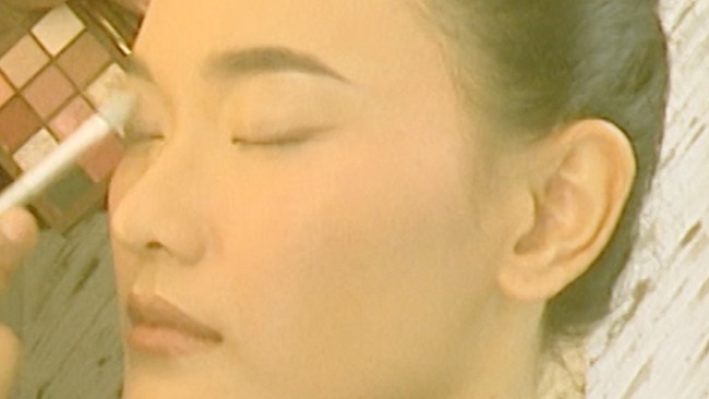 Video: Rahasia Make up Anti Crack, Ini Tips dari Bubah Alfian