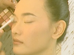 Video: Rahasia Make up Anti Crack, Ini Tips dari Bubah Alfian