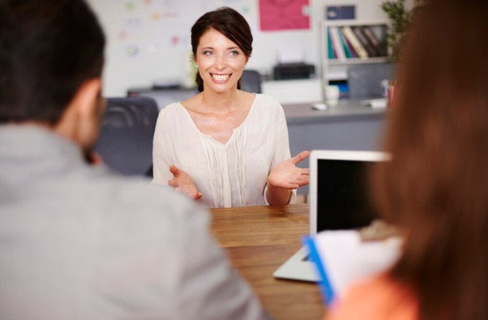 Bahasa tubuh yang selaras membantu membangun kedekatan emosional saat interview. Rapport yang baik meningkatkan kesan profesional kandidat./ Foto: freepik.com/gpointstudio