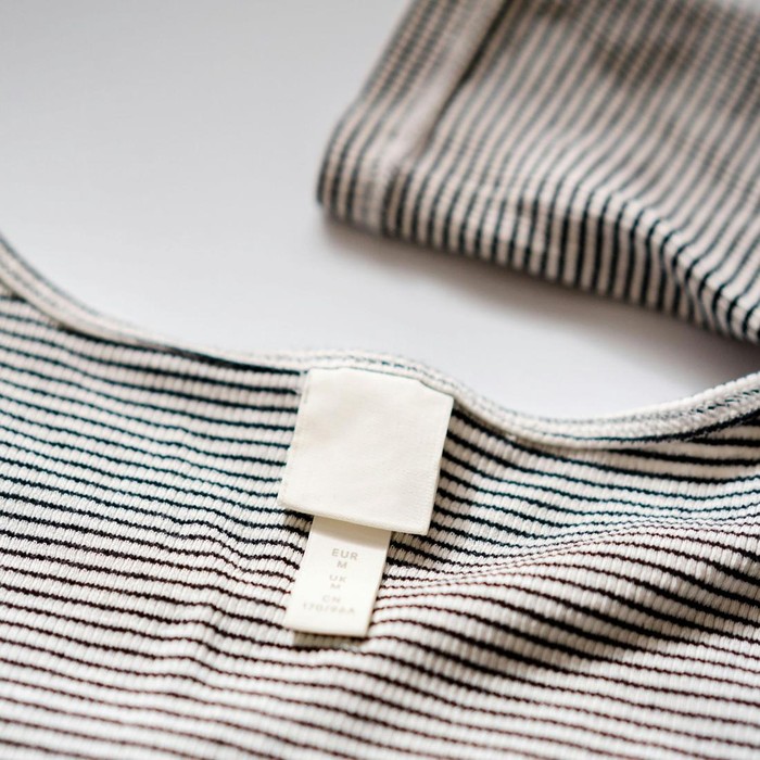 Sebaiknya kamu tidak mencuci pakaian dengan label 'dry clean' di dalam mesin cuci.