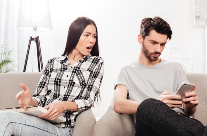 Kalimat ini merupakan bentuk invalidasi emosional yang berbahaya. Mengabaikan perasaan orang lain dapat mempengaruhi kesehatan mental dan hubungan./ Foto: freepik.com/garetsvisual