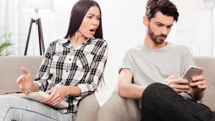 Kalimat ini merupakan bentuk invalidasi emosional yang berbahaya. Mengabaikan perasaan orang lain dapat mempengaruhi kesehatan mental dan hubungan./ Foto: freepik.com/garetsvisual