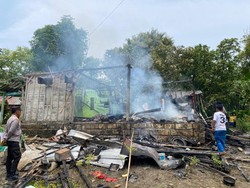 Ditinggal ke Sawah, Rumah Petani di Lamongan Ludes Terbakar