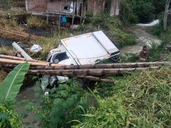Mobil Boks di Tana Toraja Terjun ke Parit gegara Sopir Ngantuk