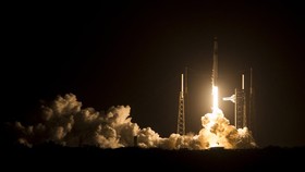 Roket SpaceX menabrak bulan, menghasilkan semburan gas natrium dan litium. Peneliti mempelajari dampak dan potensi kawah baru di permukaan bulan.