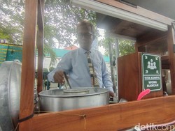 Unik, Penjual Bakso Nyentrik di Nganjuk Berpakaian Layaknya CEO