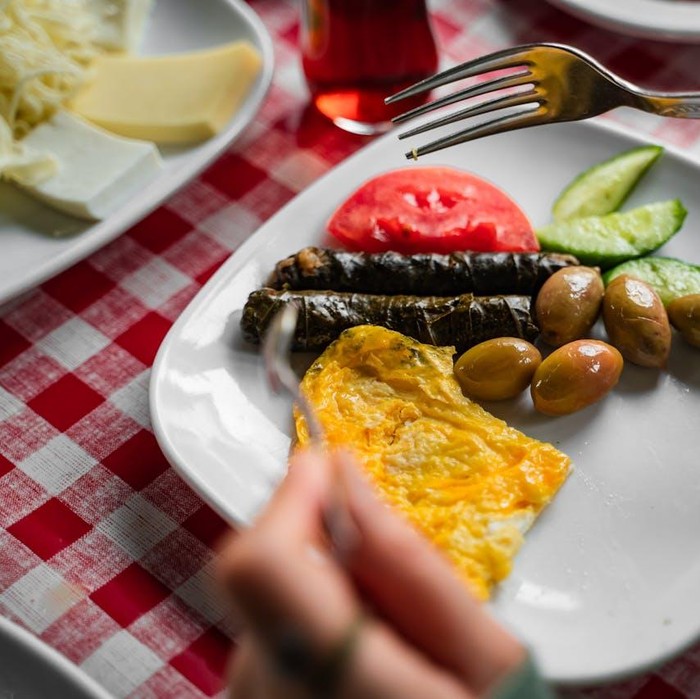 Sarapan sehat mendukung kebiasaan produktif agar energi stabil sepanjang hari.