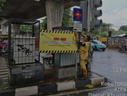 Pemprov DKI Pasang Spanduk Waspada Jalan Berlubang di Sejumlah Titik