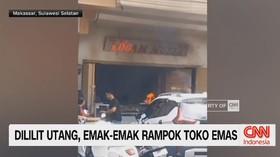 VIDEO: Dililit Utang, Emak-Emak Rampok Toko Emas