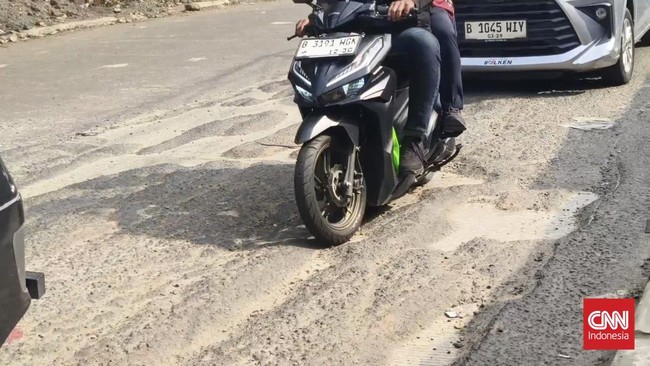 Polisi mencatat 43 titik jalan berlubang di Ciputat-Jakarta, memicu lima kecelakaan. Pengendara diimbau waspada saat melintas, terutama malam dan hujan.