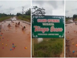 Warga Lampung Timur Jadikan Lubang Jalan Wahana Bermain Telaga Sewu