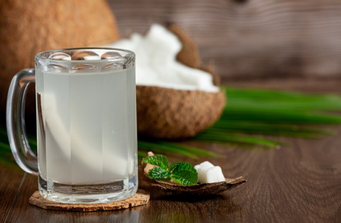 Air kelapa tanpa gula mengandung elektrolit alami yang membantu hidrasi tubuh. Minuman ini rendah kalori dan cocok setelah beraktivitas./ Foto: freepik.com/jcomp