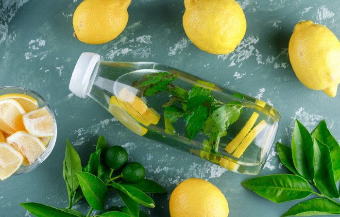 Air lemon rendah kalori dan membantu tubuh terhidrasi setelah puasa. Minuman ini juga mengandung vitamin C yang baik untuk tubuh./ Foto: freepik.com/8photo
