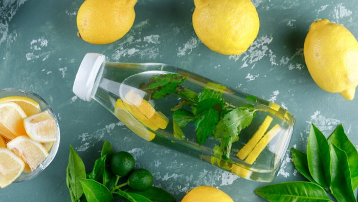 Air lemon rendah kalori dan membantu tubuh terhidrasi setelah puasa. Minuman ini juga mengandung vitamin C yang baik untuk tubuh./ Foto: freepik.com/8photo