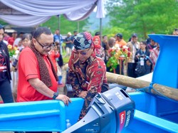 Anggota DPR RI Kaisar Beri Bantuan Kapal untuk Generasi Muda di Cilacap