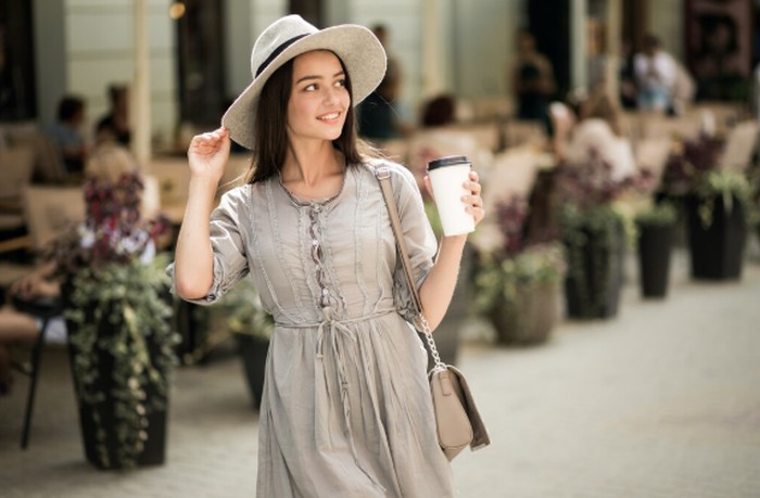 Aquarius adalah zodiak yang tidak suka rutinitas dan selalu mencari cara berbeda dalam hidup. Mereka dikenal inovatif dan berpikiran maju./ Foto: freepik.com/senivpetro