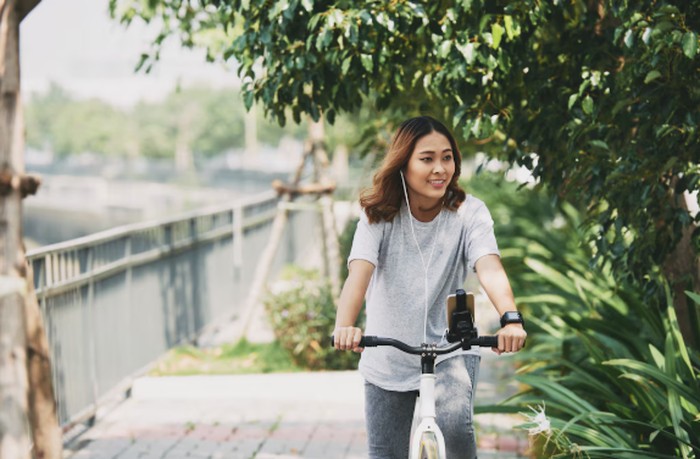 Bersepeda santai bisa menjadi pilihan olahraga ringan saat puasa. Aktivitas ini menjaga stamina tanpa membuat tubuh cepat lelah./ Foto: freepik.com/pressfoto