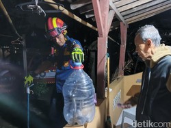 Kobra 1,2 Meter Mendesis di Atap Kamar Warga Paseban Klaten