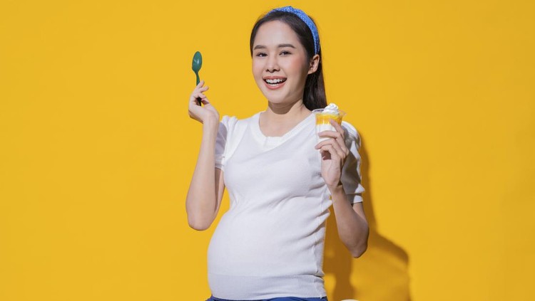 Ibu hamil makan es krim