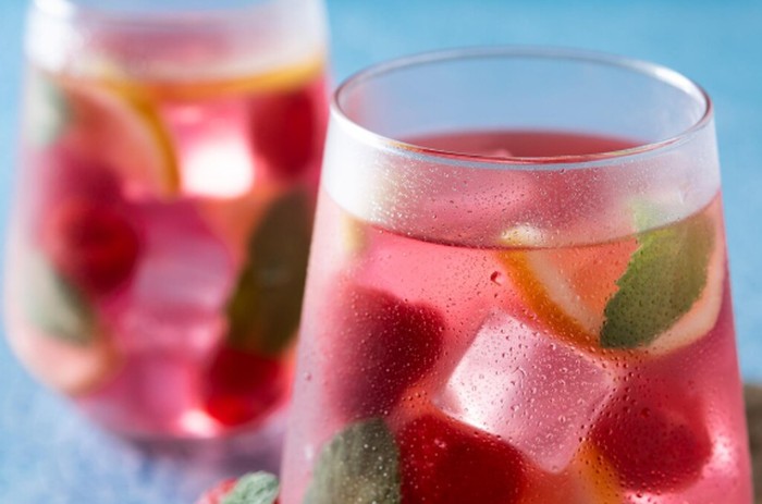 Infused water menjadi minuman segar rendah kalori yang mudah dibuat. Kombinasi buah membantu meningkatkan rasa tanpa tambahan gula./ Foto: freepik.com/chandlervid85