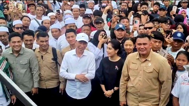 Jokowi hadir bareng warga di kirab budaya PSI di Tegal. Kaesang yang merupakan putranya memberikan sambutan soal politik dan budaya.