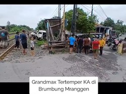 Mobil Warga Semarang Tertabrak KA Harina di Mranggen, Sopir Tewas