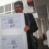 Pengamat Kebijakan Publik Bonatua Silalahi menunjukan salinan asli ijazah Presiden ke-7 Joko Widodo di depan kantor KPU RI, Jakarta, Senin (9/2/2026).