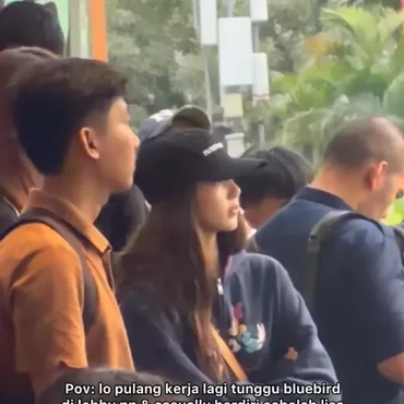 Lisa BLACKPINK Melokal Jalan-jalan di Mal Jakarta hingga Santai Nunggu Jemputan di Lobby