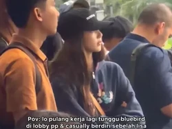 Lisa BLACKPINK Melokal Jalan-jalan di Mal Jakarta hingga Santai Nunggu Jemputan di Lobby
