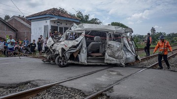 Kecelakaan Maut di Perlintasan Bekasi: Mobil Ditabrak KA Gajayana, Pengemudi Meninggal Terjepit