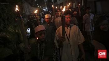 FOTO: Pendar Cahaya Obor dalam Pawai Sambut Ramadan