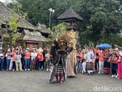 Libur Imlek, Wisatawan Antusias Nonton Barong Landung di Desa Penglipuran