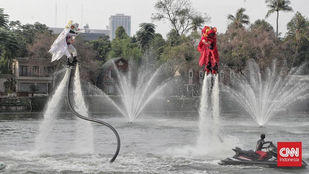 FOTO: Momen Barongsai Terbang di Senja Jakarta