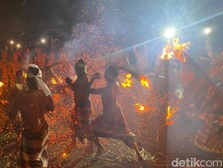 Magisnya Tradisi Perang Api di Desa Adat Duda