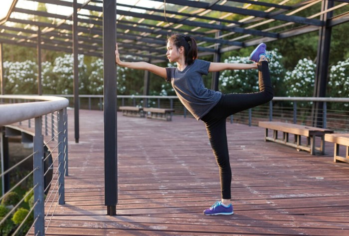 Senam ringan membantu menjaga kebugaran tubuh selama puasa. Gerakannya aman dan tidak menyebabkan kelelahan berlebihan./ Foto: freepik.com