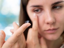 Bahaya Penggunaan Softlens & Cara Memakainya Agar Terhindari dari Risiko Kesehatan Mata