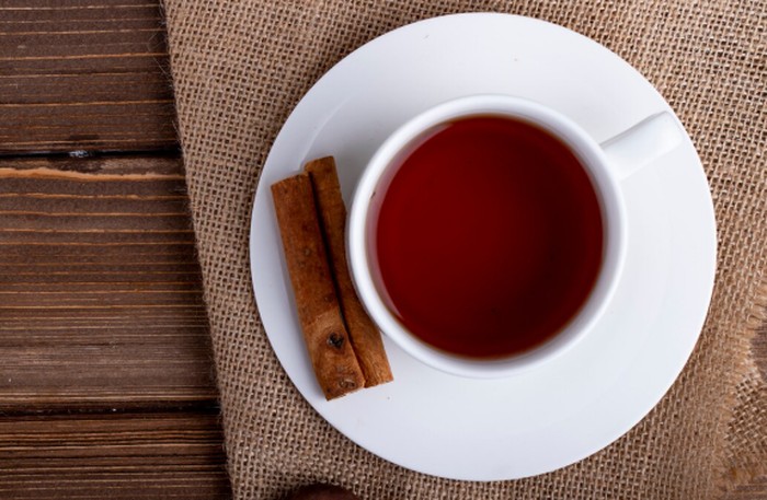 Teh tanpa gula dapat membantu hidrasi dan rendah kalori. Minuman ini cocok untuk berbuka puasa tanpa memicu lonjakan gula darah./ Foto: freepik.com/stockking