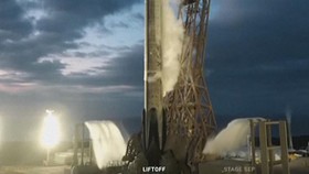 Detik-detik SpaceX Luncurkan 24 Satelit Starlink ke Orbit