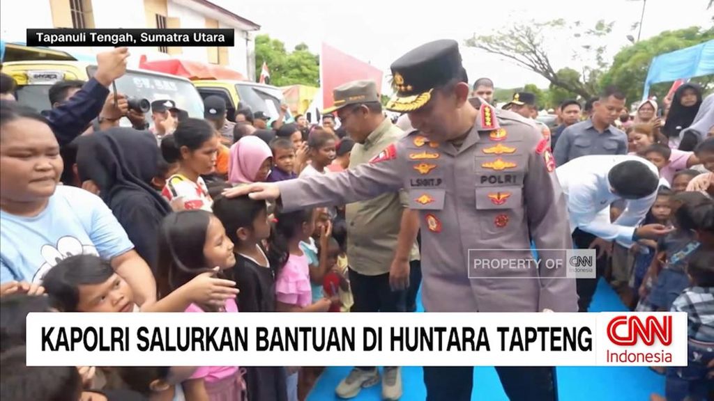 VIDEO: Kapolri Salurkan Bantuan di Huntara Tapanuli Tengah