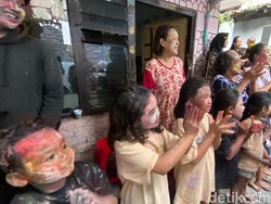 Basah-basahan Sambut Ramadan di Gebyuran Bustaman Semarang