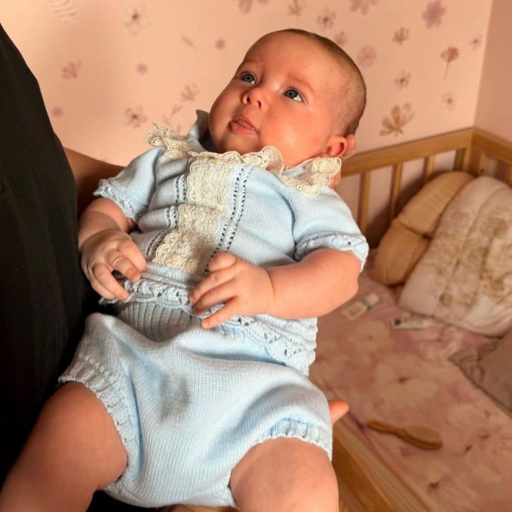 <p>Wajah <em>Baby</em> Kaia sempat menjadi tanda tanya publik karena parasnya selalu ditutupi, hingga akhirnya momen yang ditunggu-tunggu pun tiba, Bunda. Baru-baru ini, Steffi dan Nino akhirnya sepakat memperlihatkan wajah sang anak untuk pertama kalinya lewat unggahan di Instagram.&nbsp;(Foto: Instagram @steffizamoraaa/@ninojkt)</p>