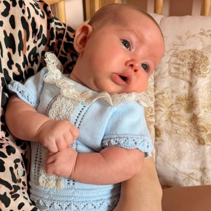 <p>Potret <em>Baby </em>Kaia pun langsung ramai mencuri perhatian publik, Bunda. Wajah Kaia terlihat kental dengan paras blasteran dari kedua orang tuanya, dengan bola mata yang berwarna biru dan rambutnya yang cokelat terang. "Helloooo," ungkap Steffi melalui Instagram-nya. (Foto: Instagram @steffizamoraaa/@ninojkt)</p>