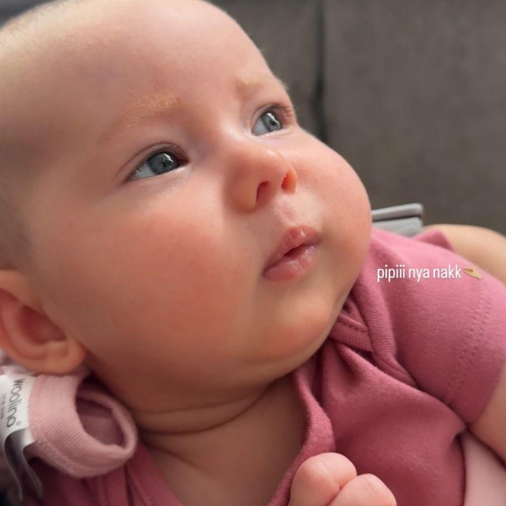 <p>Si Kecil yang lahir pada 28 Desember 2025 ini kini sudah menginjak usia satu bulan, Bunda. Tak hanya memiliki paras yang cantik, <em>Baby</em> Kaia juga tampak menggemaskan dengan pipi <em>chubby</em>-nya yang bikin gemas. "Pipiinya nakk," tutur Steffi. (Foto: Instagram @steffizamoraaa)</p>