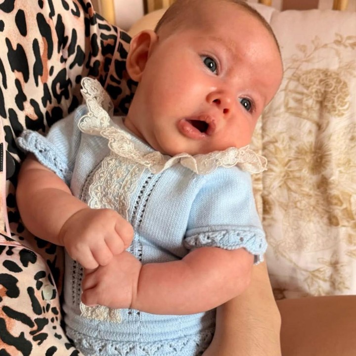 <p>Tentu saja, unggahan tersebut langsung dibanjiri komentar dari netizen yang kagum dengan paras putri Nino dan Steffi. Banyak yang menyebut wajah <em>Baby</em> Kaia sangat bule, Bunda. "Bulenya bener-bener bule banget," kata<em> @vic****</em>. "Kaia bule matanya cantik banget nak Masya Allah," tulis<em> @nan****.</em> "Gemes banget sih <em>Baby</em> bulee," tambah<em> @puj****.</em> (Foto: Instagram @steffizamoraaa/@ninojkt)</p>