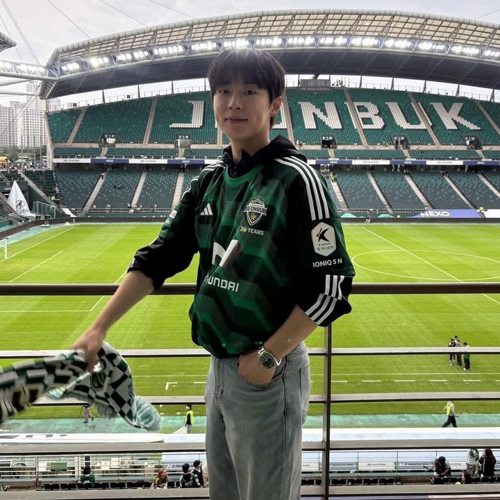 <p>Aktor kelahiran 1998 ini kerap tampil dalam drama Korea bertema kehidupan anak kuliahan. Bae In Hyuk yang dijuluki sebagai '<em>sunbae'&nbsp;</em>atau senior ini dikenal memiliki paras yang tampan dan selalu berhasil mencuri perhatian para penggemar. (Foto: Instagram @inhyuk_bb)</p>